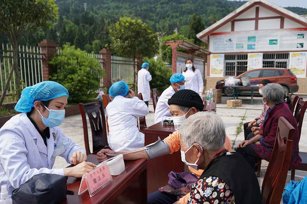 民盟义诊进乡村 健康扶贫暖人心