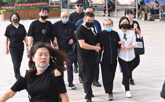 黄子韬父亲丧事从简,追悼会仅设一小厅供亲友悼念