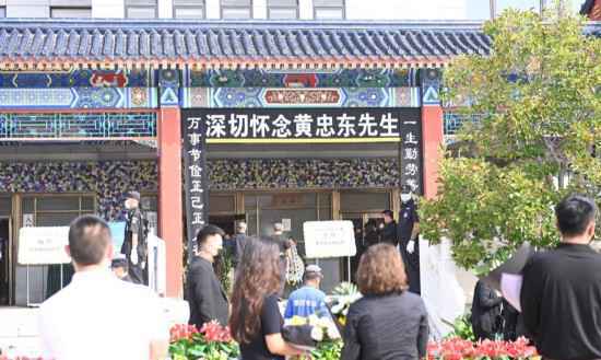 黄子韬父亲丧事从简,追悼会仅设一小厅供亲友悼念
