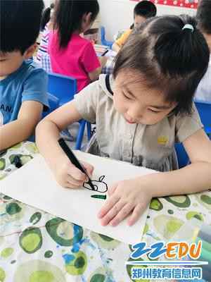 孩子们正在用画笔感恩农民伯伯的付出