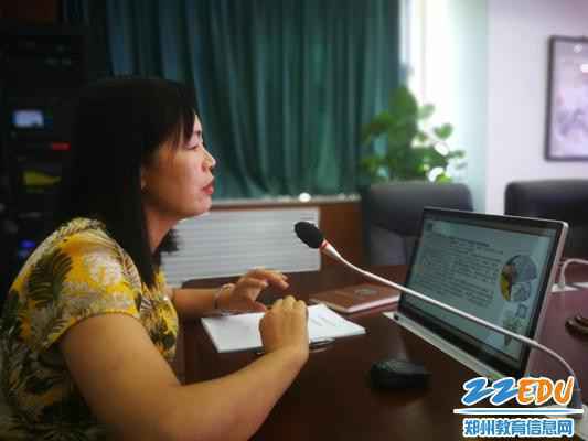 任瑞杰老师做课题中期汇报