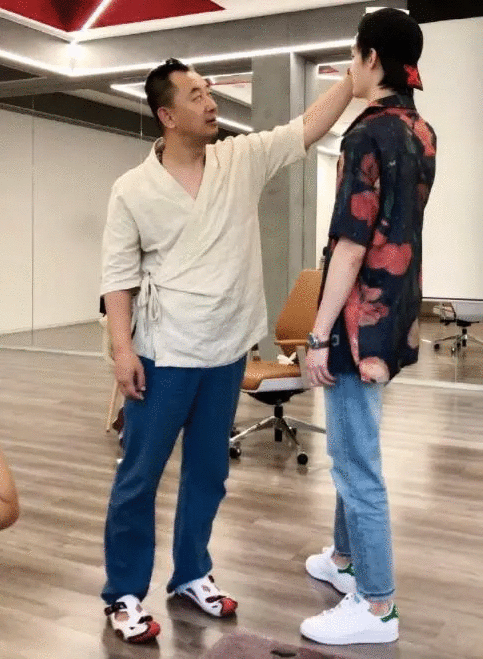 黄海波没戏拍开表演培训班 场地简陋疑为生活所迫