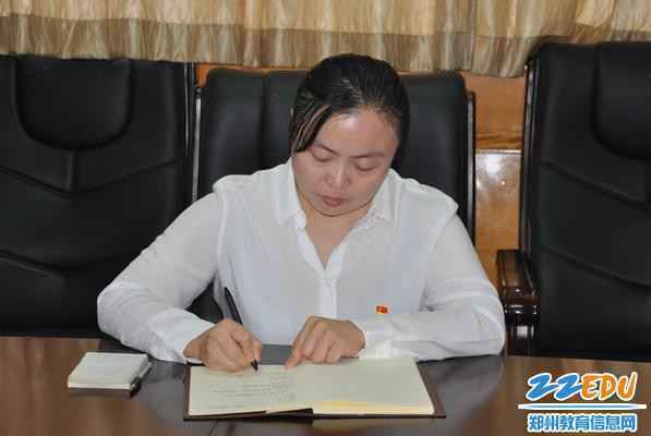 中层干部认真记录会议精神