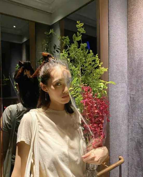 余文乐准点为妻子庆生秀恩爱,怀二胎王棠云素颜状态好