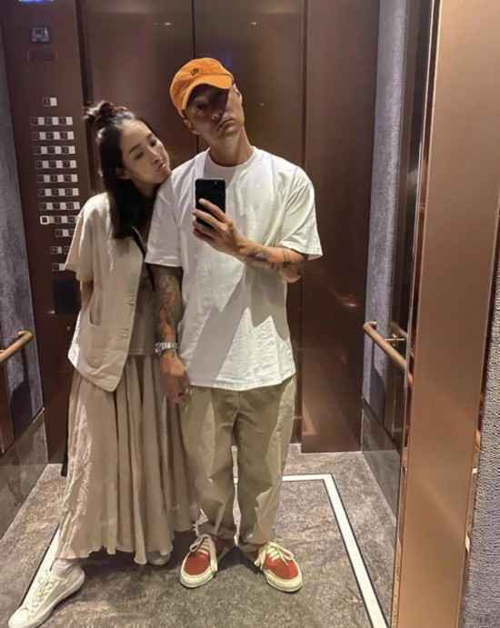 余文乐准点为妻子庆生秀恩爱,怀二胎王棠云素颜状态好