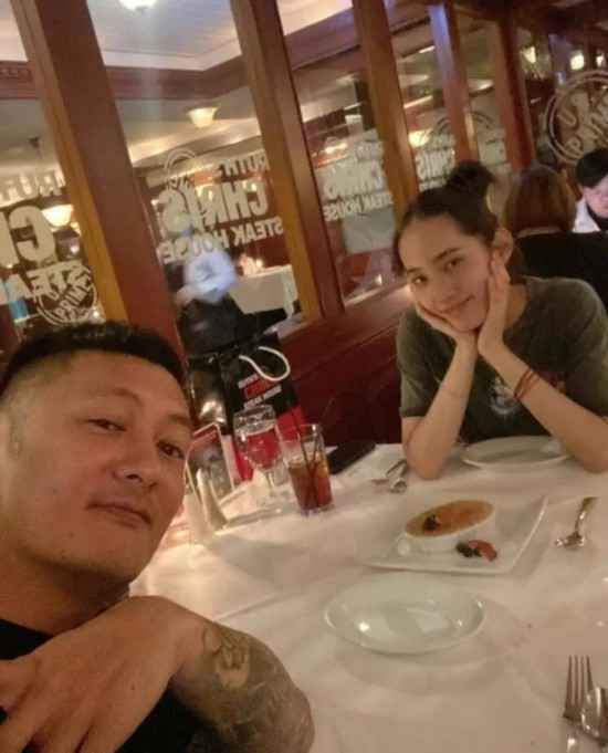 余文乐准点为妻子庆生秀恩爱,怀二胎王棠云素颜状态好
