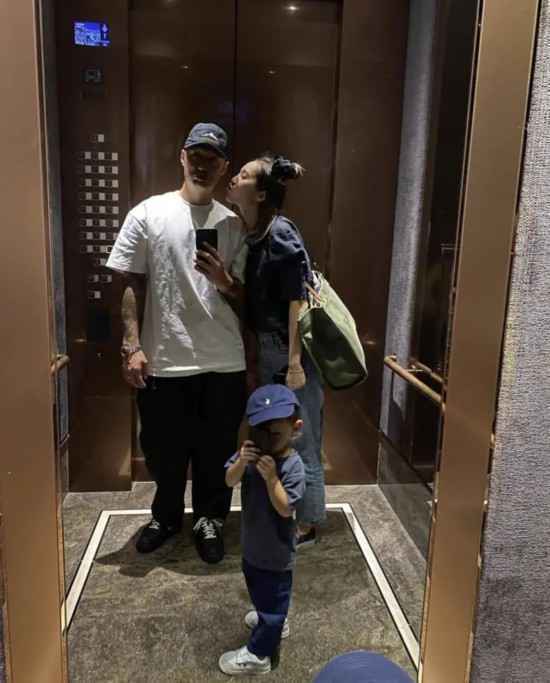 余文乐准点为妻子庆生秀恩爱,怀二胎王棠云素颜状态好