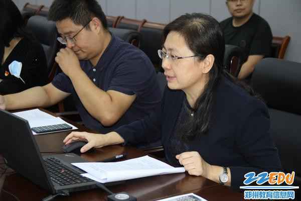 郑州八中副校长刘莘进行汇报 郑州八中副校长刘莘进行汇报