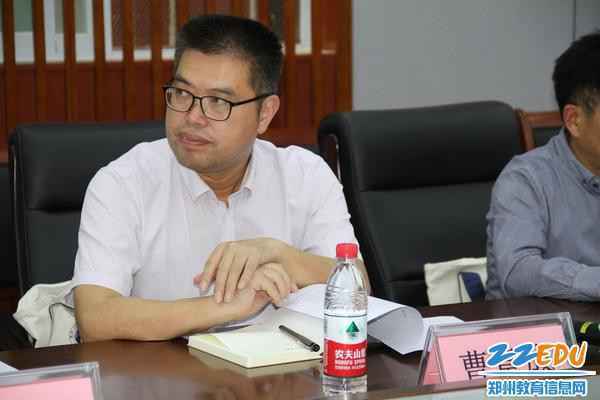 郑州市教育局基教处处长曹章成认真听取汇报 郑州市教育局基教处处长曹章成认真听取汇报