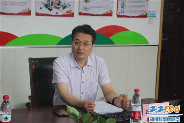 校长白传忠做工作汇报