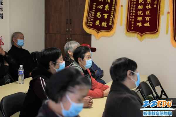 社区老人认真聆听