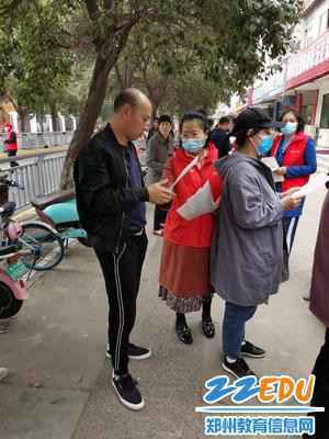 为社区居民分发家庭教育资料