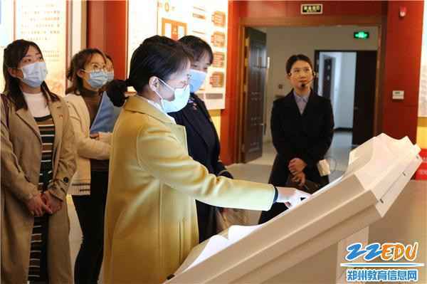 8.参观学习最后党员教师积极参与互动答题