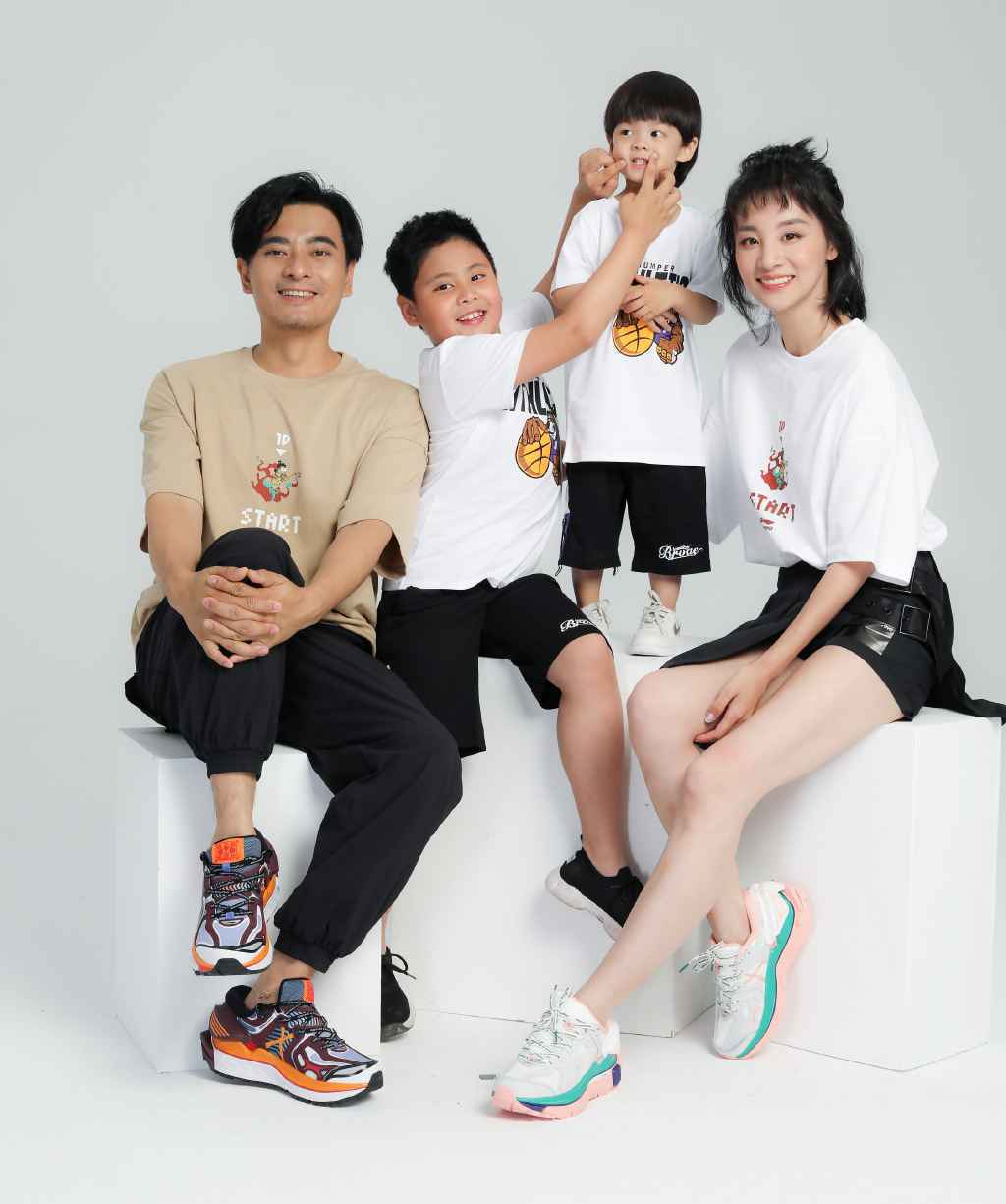 陈龙晒全家福发文表白妻子 章龄之回应我爱娃爱你