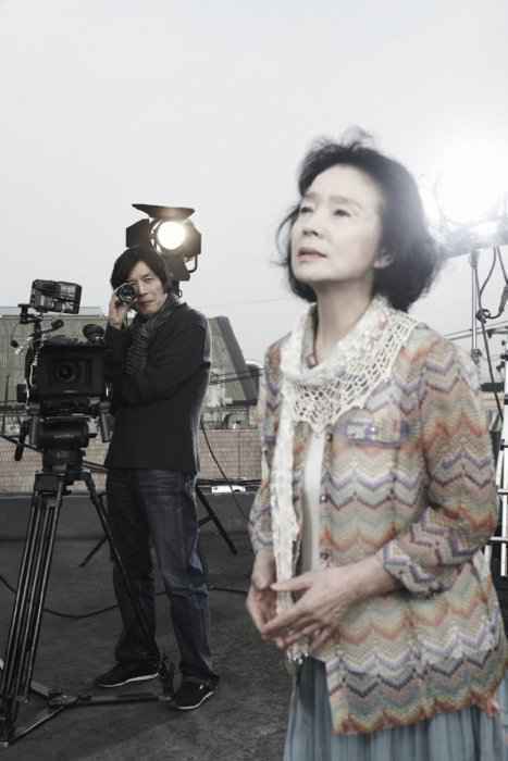 拍摄电影《诗》时,导演李沧东(左)与主演尹静姬(右)。