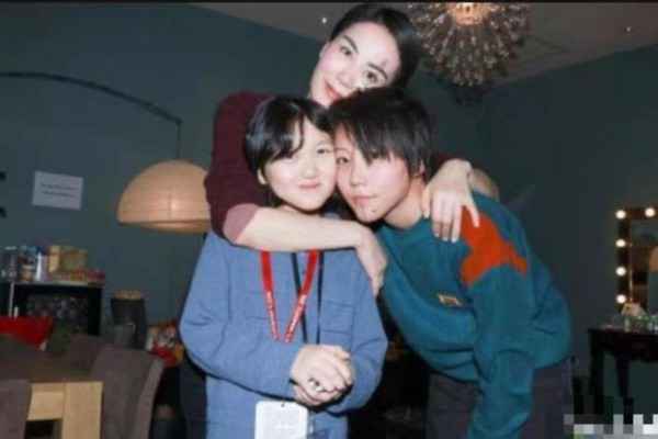  王菲女儿窦靖童为拍戏尝试吊带裙 含胸驼背显肚子