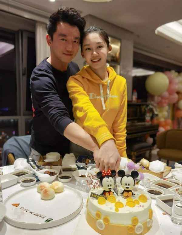 郑恺带苗苗家人吃大餐 热情与粉丝聊天亲和力十足