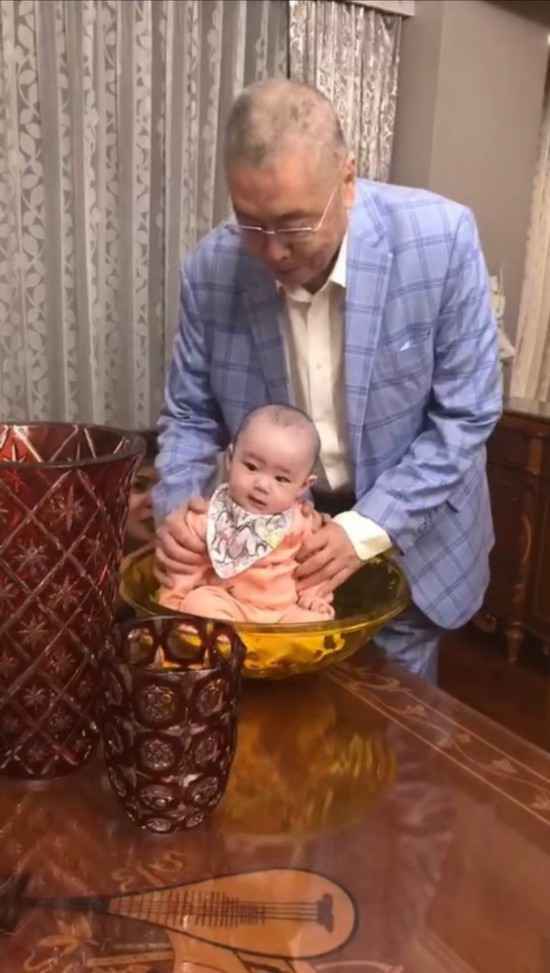 “钢琴大师”刘诗昆82岁生日宴,四个月大女儿成主角