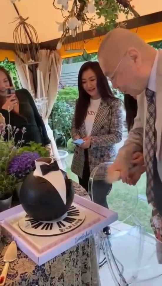 “钢琴大师”刘诗昆82岁生日宴,四个月大女儿成主角