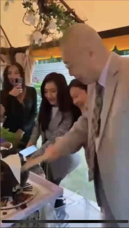 “钢琴大师”刘诗昆82岁生日宴,四个月大女儿成主角