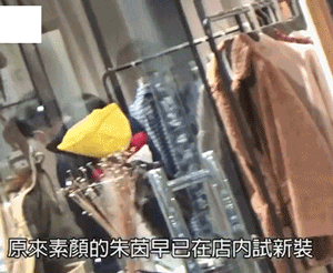 朱茵与老公甜蜜牵手逛街 黄贯中紧跟老婆超恩爱