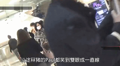 朱茵与老公甜蜜牵手逛街 黄贯中紧跟老婆超恩爱