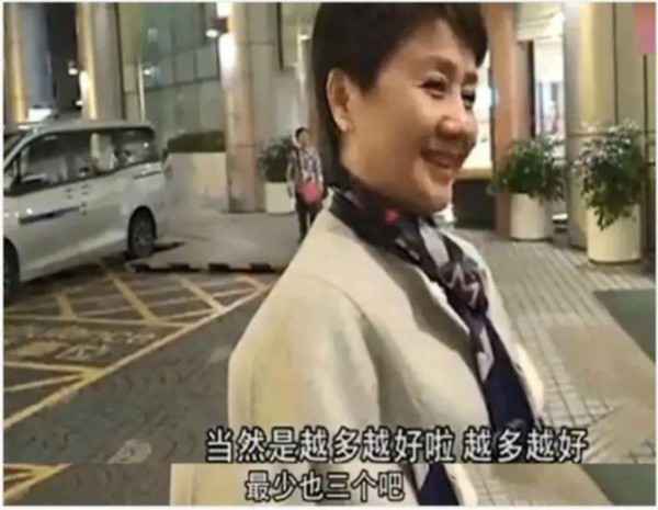怀二胎?奚梦瑶与老公约会 疑发胖走路不停看肚子