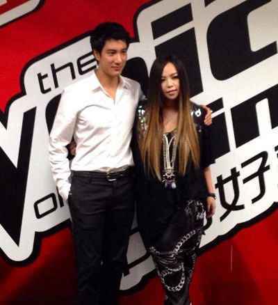  张惠妹小6岁调酒师男友后台偷拍 赞叹阿妹会魔法