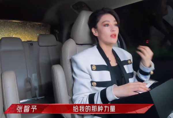  张馨予首次带老公何捷公开互动，为爱情定居广州