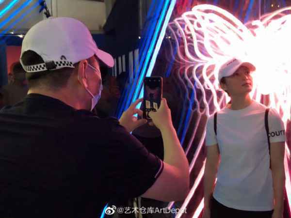  语文老师上线！蒋勤勤吐槽《建斌诗集》好多错字