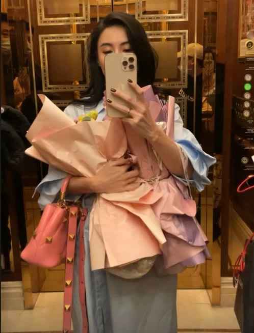  “锋菲”牵手照曝光后，张柏芝大秀无名指戒指和鲜花