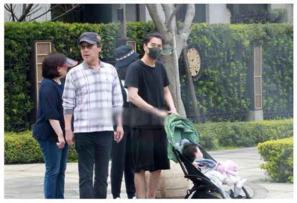 甜哭!高圆圆获老公赵又廷探班 两人牵手摇来摇去