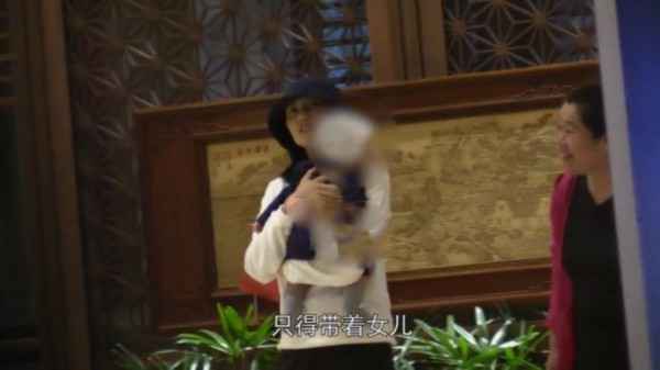 甜哭!高圆圆获老公赵又廷探班 两人牵手摇来摇去