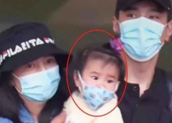 甜哭!高圆圆获老公赵又廷探班 两人牵手摇来摇去