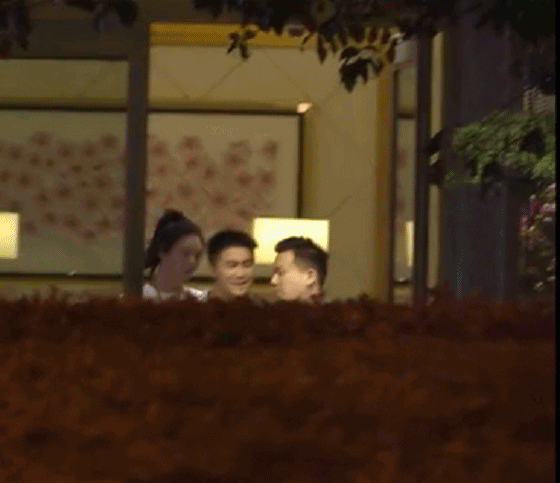 奚梦瑶被曝深夜陪何猷君应酬 穿着宽松素颜露面