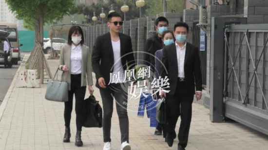 高云翔出席违约案庭审 澳洲归国后首次公开露面