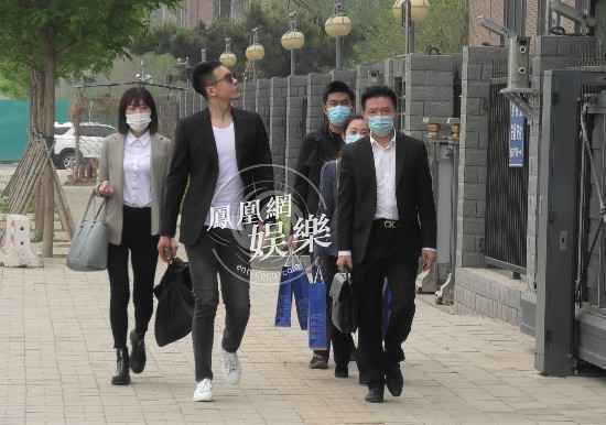 高云翔出席违约案庭审 澳洲归国后首次公开露面