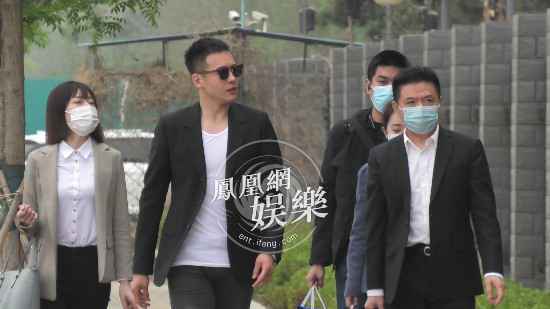 高云翔出席违约案庭审 澳洲归国后首次公开露面